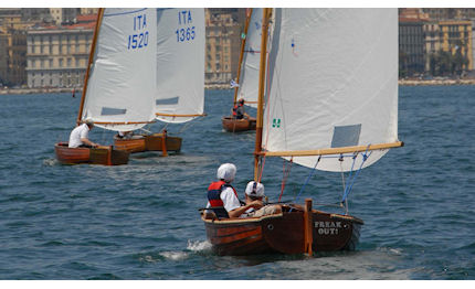 napoli il dinghy classico con la coppa alisio