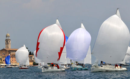 bracciano sailing contest sole vento 16 nodi