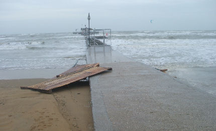 nuova mareggiata lignano via 20 000 metri cubi di sabbia