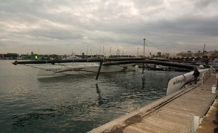 alinghi al lavoro per preparare la barca