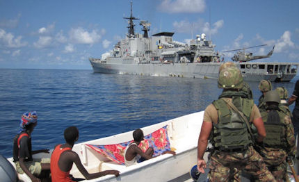 marina militare la fregata scirocco salva naufraghi alla deriva