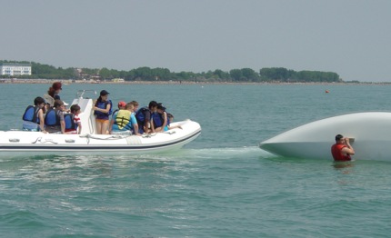 conclusa velascuola del cnsm con la simulazione di un soccorso in mare