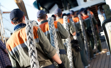 la vespucci in partenza da livorno con gli allievi dell accademia navale