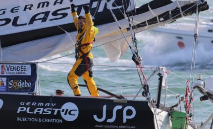 vendee globe alessandro di benedetto ha tagliato il traguardo