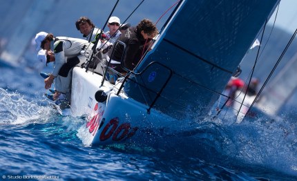 melges 32 il vento leggero spinge robertissima