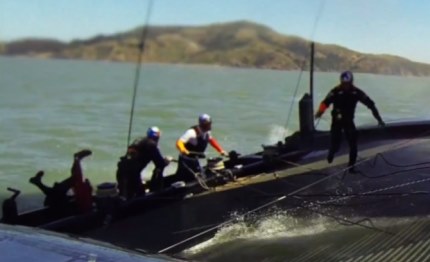 america cup spithill vola in acqua durante una strambata