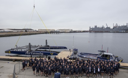 artemis racing vara ac72 presso la base di alameda