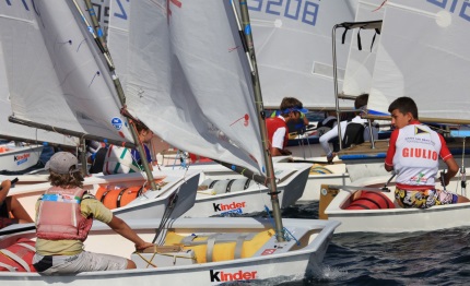 optimist da bracciano malcesine per una nuova tappa del trofeo kinder