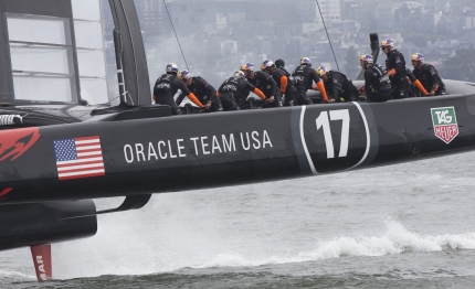 america cup nella nebbia il primo graffio di oracle