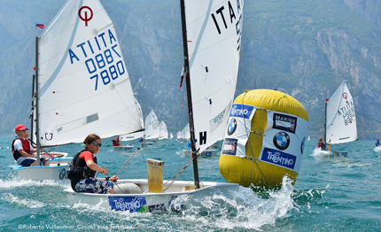 optimist in acqua per la halloween cup