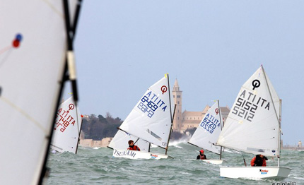 optimist oltre 300 barche al trofeo kinder di trani