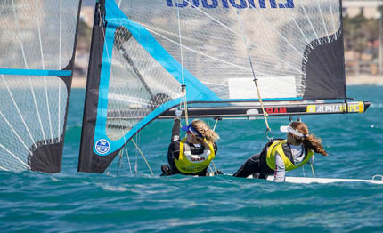 spettacolo olimpico sul garda trentino esordio del 49er fx femminile