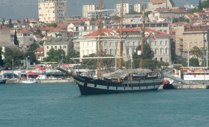 la nave scuola palinuro in sosta ad imperia