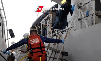 video guardia costiera trasbordo migranti da nave fiorillo