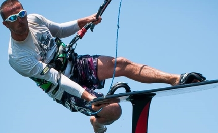 la tavola da kite con le pinne volanti ad univela di campione sul garda