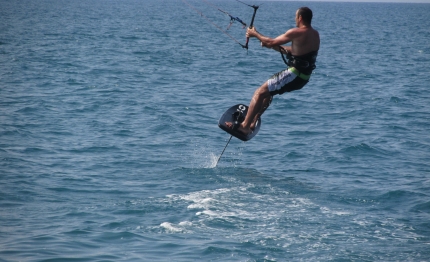 la tavola da kite con le pinne volanti ad univela di campione sul garda