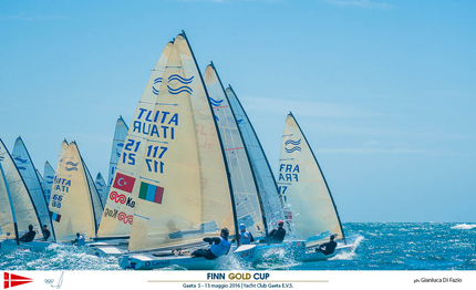 finn giles scott in testa al campionato