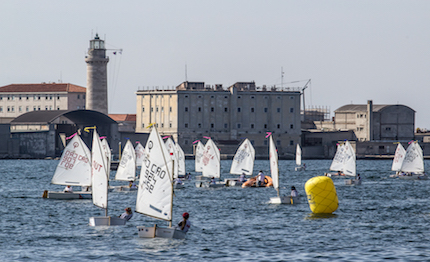 barcolana young apre la festa con oltre 140 cadetti in acqua