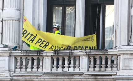 trieste via lo striscione per regeni proprio quando la visibilita della barcolana