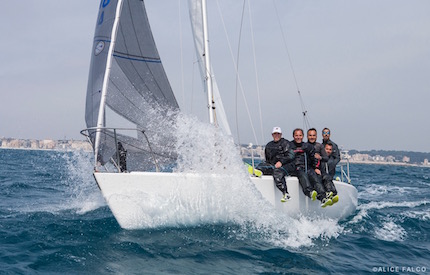 la superba il j24 della marina militare vince la prima tappa del circuito nazionale j24