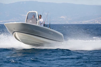 il nuovo invictus yacht 200hx crossover compatto fa il suo esordio cannes