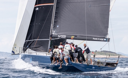 52 super series azzurra parte bene poi fatica nel finale