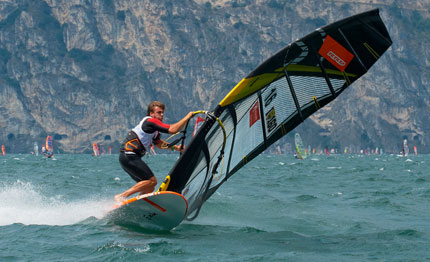 windsurf bruno martini polverizza il record alla rrd one hour classic di torbole