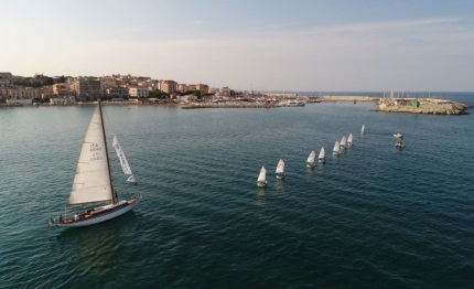 gli optimist del club velico crotone accolgono mauro pelaschier