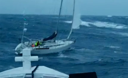 bari crotone gaeta ischia vieste una giornata di emergenze per la guardia costiera video