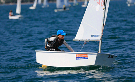 optimist sul garda vento leggero per la ora cup ora