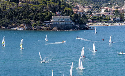 lo yacht club santo stefano in piena attivita tra regate scuola di vela