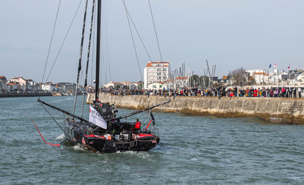 vendee globe la folla incita jeremie beyou ripartire