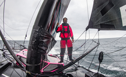 vendee globe thomson conquista equatore ma ruyant incalza miglia