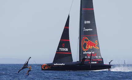 la leggenda del surf kai lenny vola sulle onde con alinghi red bull racing