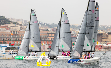 prima giornata della global team race regatta subito show nel golfo di napoli