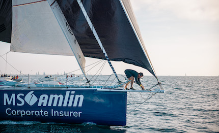 vendee globe il kiwi pazzo conrad colman parte in ritardo va in testa