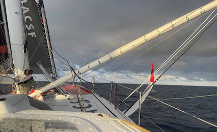 vendee globe charlie dalin in testa finisterre